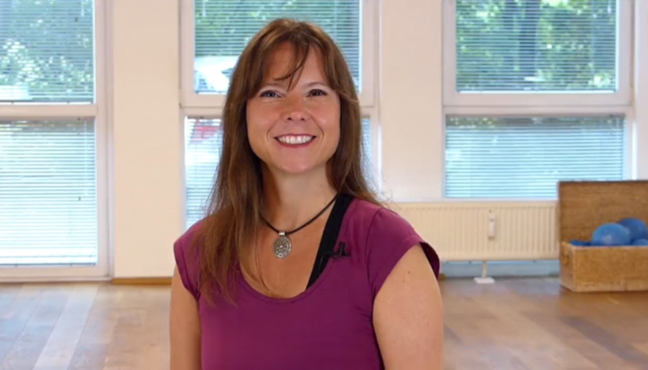 Kerstin Bredehorn lächelt in die Kamera und heißt dich bei Pilates&Friends willkommen