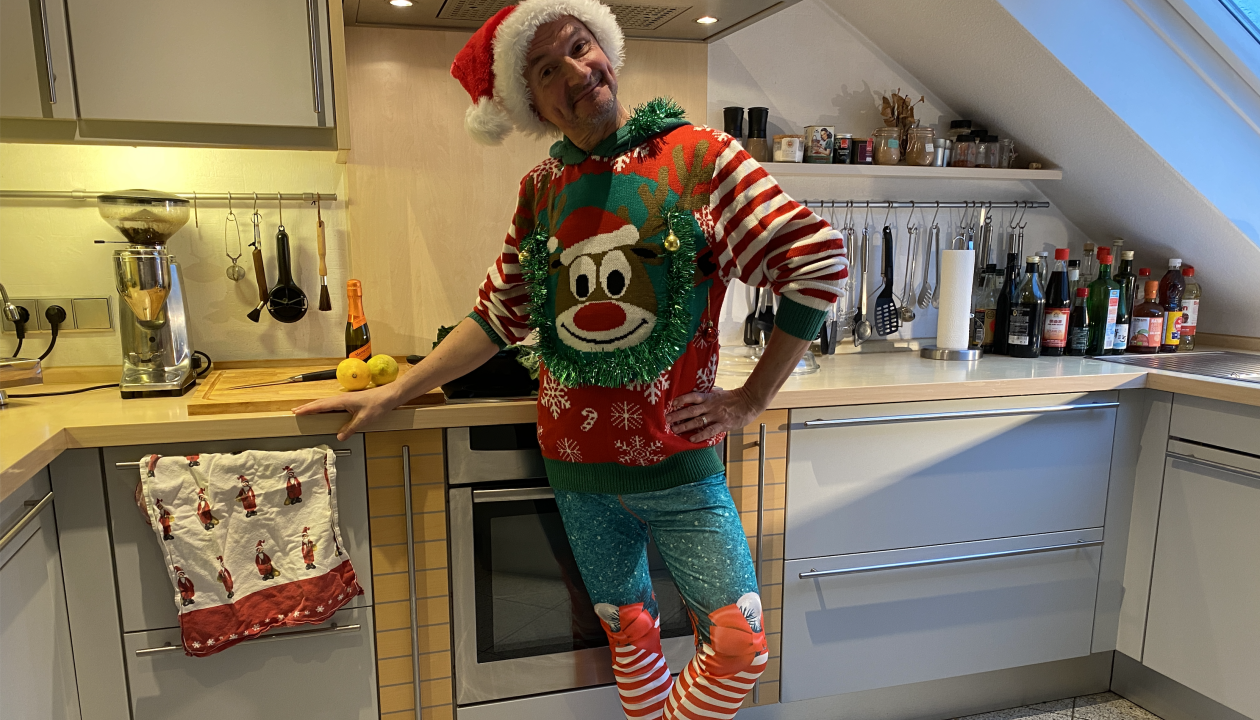 Andy Raaflaub steht in Weihnachtskleidung in der Küche
