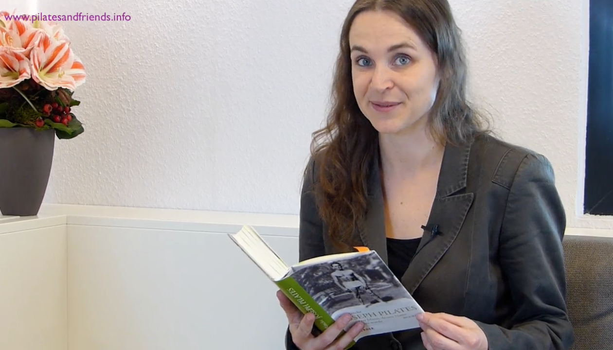 Eva Rincke hält ihr Buch über Joseph Pilates in den Händen